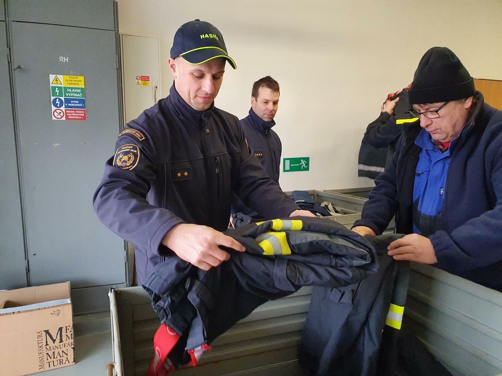 Hasiči darují na Ukrajinu stovky kusů hasičské techniky.