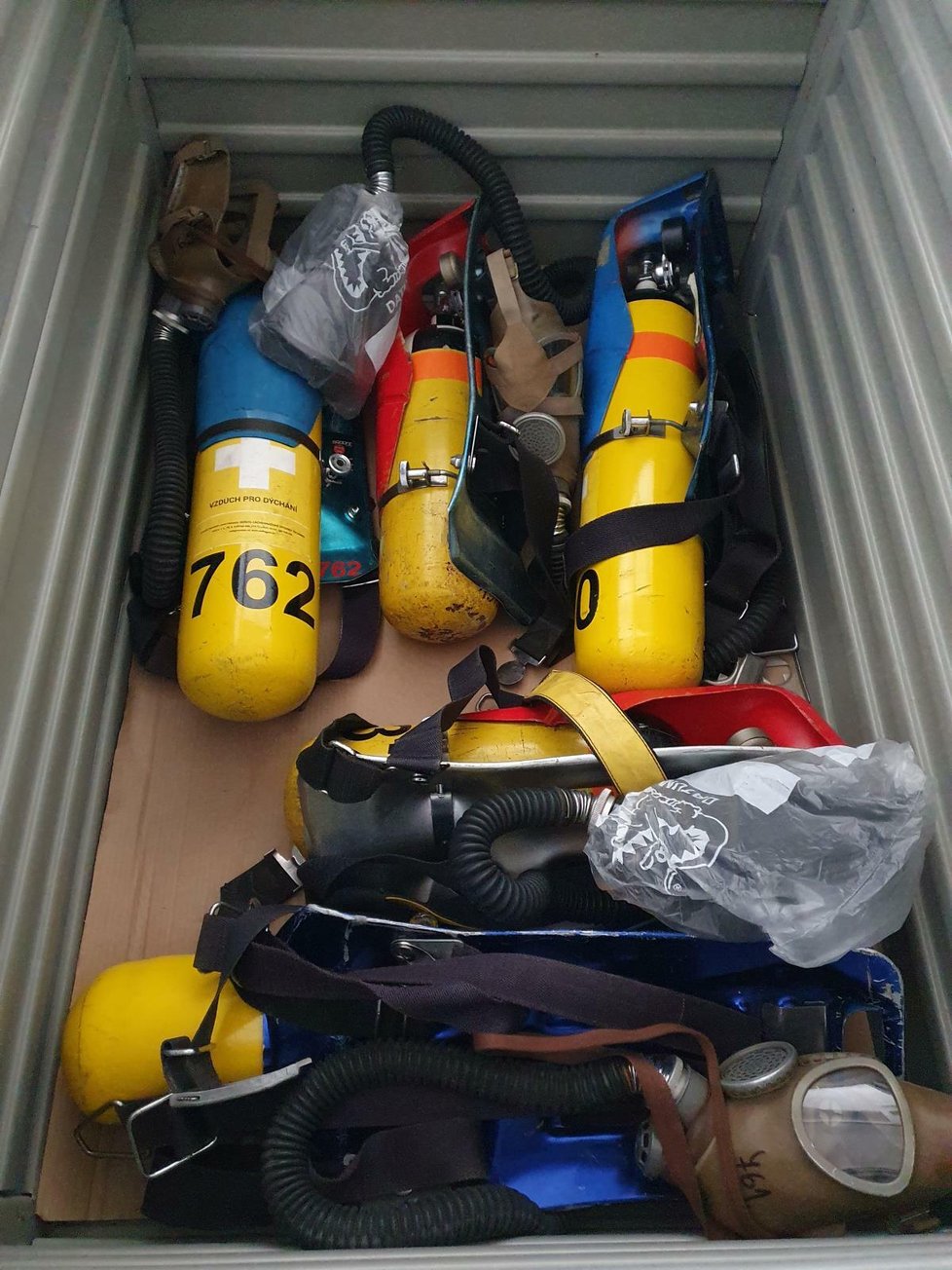 Hasiči darují na Ukrajinu stovky kusů hasičské techniky.
