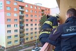 Uvězněnou ženu dostali z balkonu hasiči a strážníci.