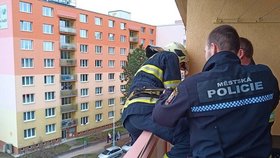Uvězněnou ženu dostali z balkonu hasiči a strážníci.