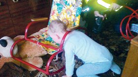 Malý chlapec (2) uvízl hlavičkou v křesle. Dostat ven jej museli hasiči.