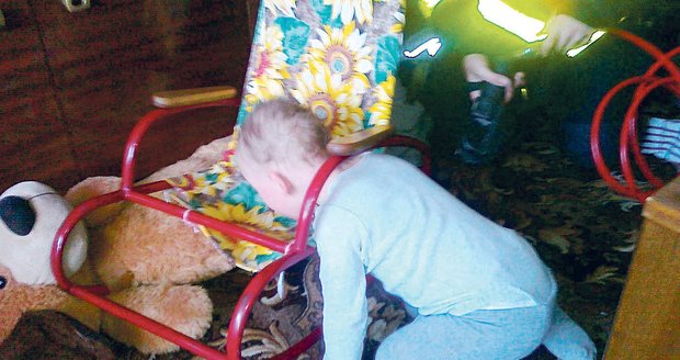 Malý chlapec (2) uvízl hlavičkou v křesle. Dostat ven jej museli hasiči.