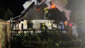 Noční požár rodinného domu si vyžádal jeden lidský život.