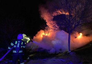 Požár chaty zaměstnal desítky hasičů.