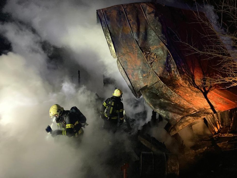 Požár chaty zaměstnal desítky hasičů.