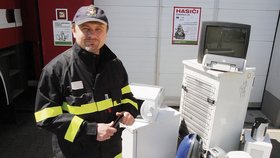 Dobrovolní hasiči pomáhají svým spoluobčanům likvidovat staré elektrospotřebiče.