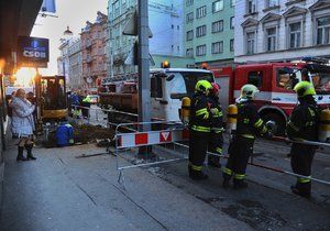 Hasiči evakuovali supermarket na Vinohradech kvůli úniku plynu.