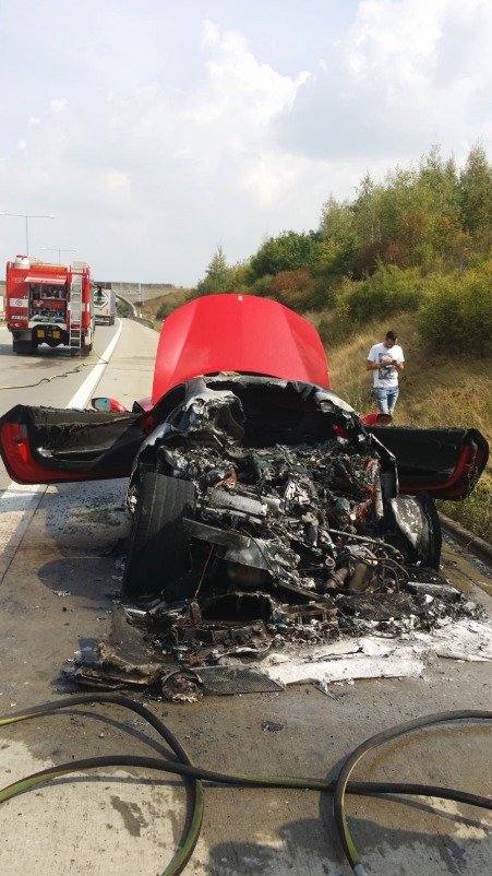 Na Pražském okruhu shořelo luxusní ferrari.