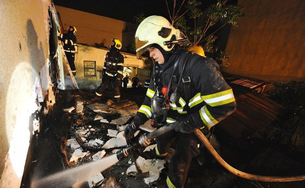 V Praze 8 hořely ve středu večer garáže.