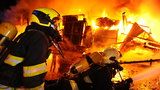 Ohnivé peklo v Michli: Hala lehla popelem, požár hasilo 10 jednotek hasičů