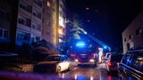 Při požáru bytu v Chodově zemřel jeden člověk: Osm lidí hasiči evakuovali