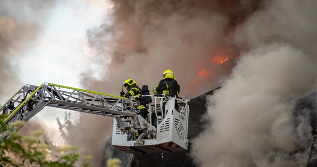 Velký požár v košické nemocnici: 400 evakuovaných i několik zraněných, oheň způsobila cigareta?