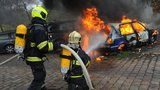 Podivný případ hořících aut v Nuslích: Řádil u vršovického nádraží žhář?