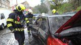 Ve Švehlově ulici hořelo auto: Průjezd byl omezený