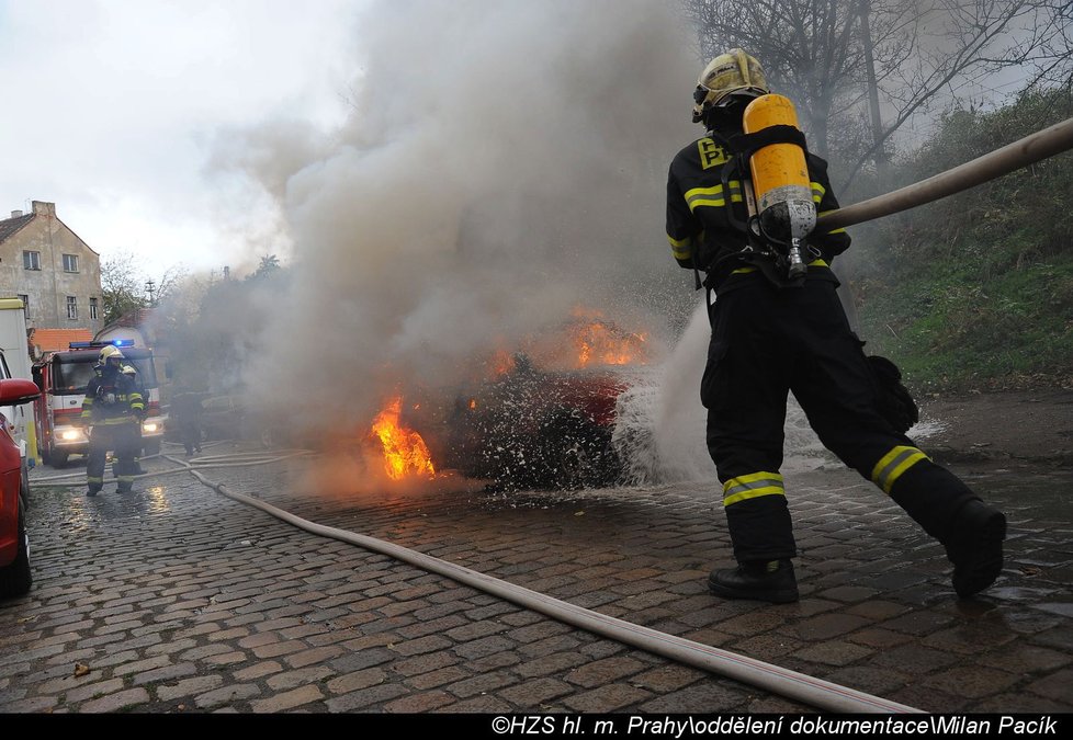 V Nuslích hořela auta, hasiči zasahovali ve Ctiradově ulici.