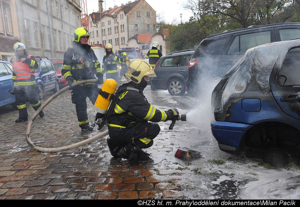 V Nuslích hořela auta, hasiči zasahovali ve Ctiradově ulici.