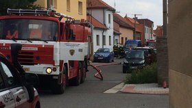 V Hostivicích u Prahy začal z potrubí unikat plyn, hasiči evakuovali okolí.