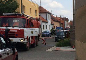 V Hostivicích u Prahy začal z potrubí unikat plyn, hasiči evakuovali okolí.