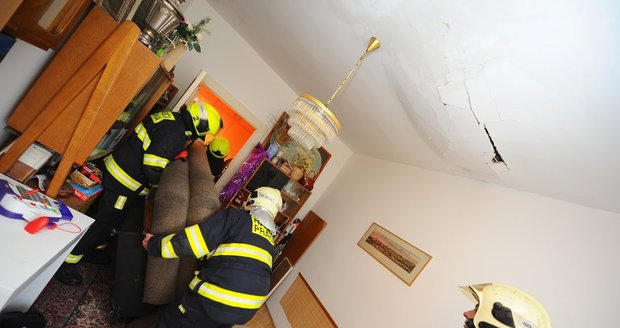 12.4.2019 ráno hořelo v bytě v ulici Buzulucká v pražských Dejvicích. Na místo vyjížděly čtyři jednotky hasičů.