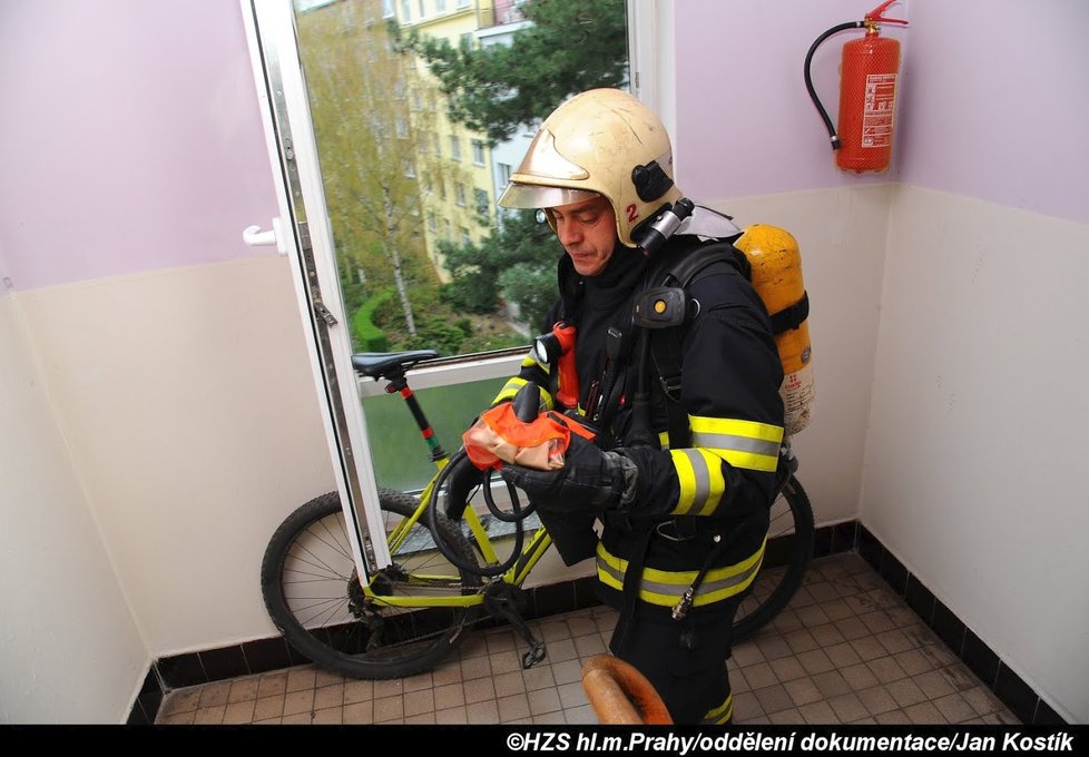 12.4.2019 ráno hořelo v bytě v ulici Buzulucká v pražských Dejvicích. Na místo vyjížděly čtyři jednotky hasičů.