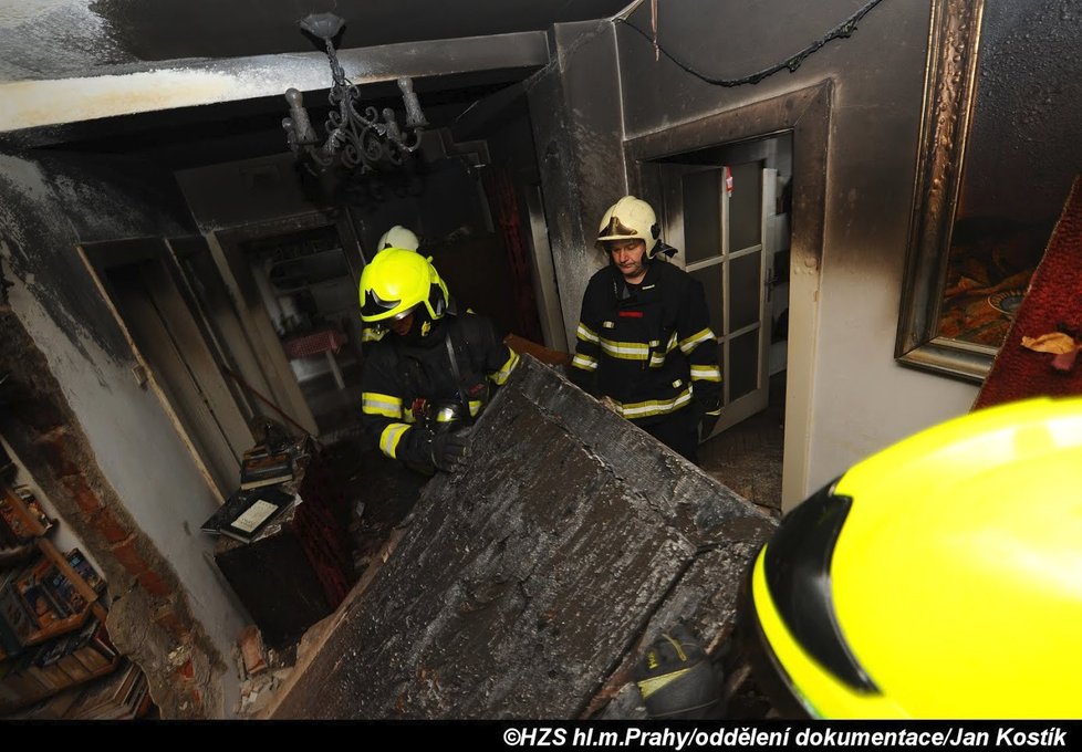 12.4.2019 ráno hořelo v bytě v ulici Buzulucká v pražských Dejvicích. Na místo vyjížděly čtyři jednotky hasičů.