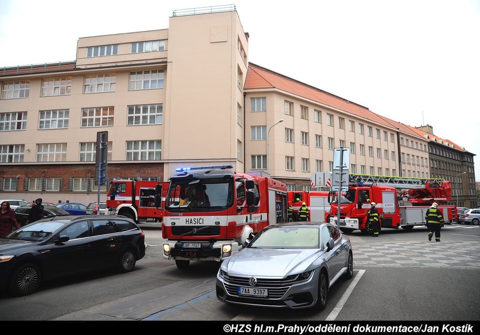 12.4.2019 ráno hořelo v bytě v ulici Buzulucká v pražských Dejvicích. Na místo vyjížděly čtyři jednotky hasičů.