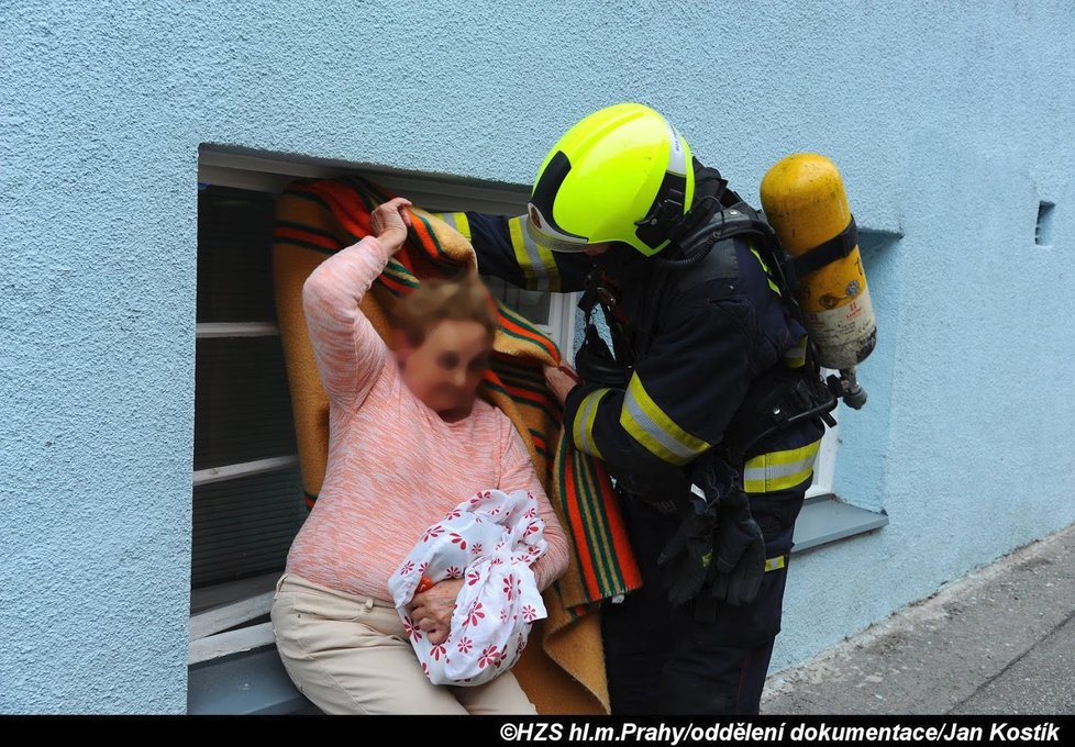 12.4.2019 ráno hořelo v bytě v ulici Buzulucká v pražských Dejvicích. Na místo vyjížděly čtyři jednotky hasičů.