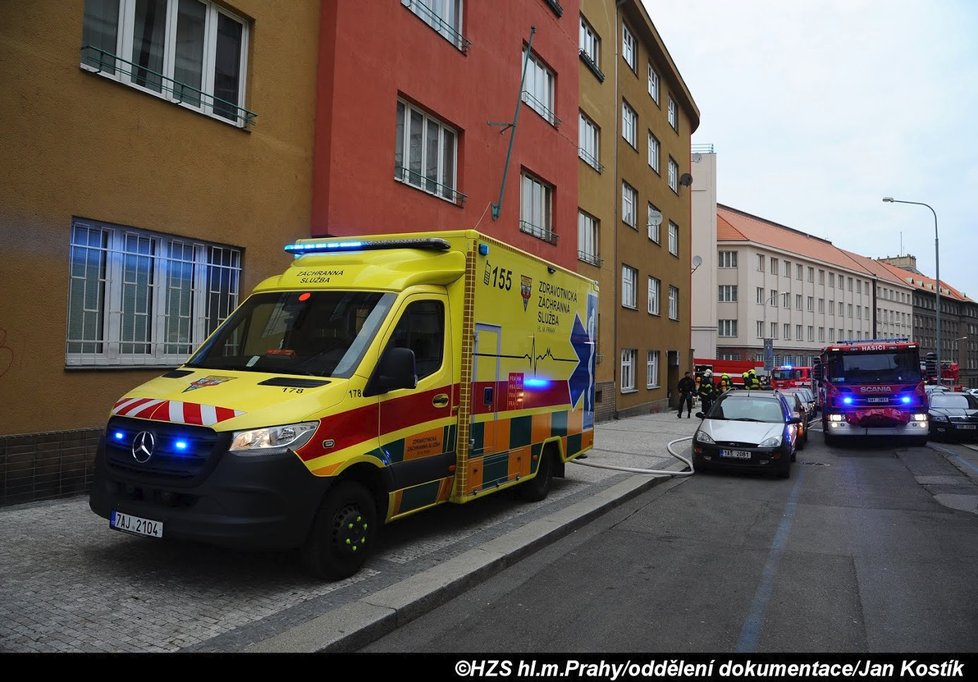 12.4.2019 ráno hořelo v bytě v ulici Buzulucká v pražských Dejvicích. Na místo vyjížděly čtyři jednotky hasičů.