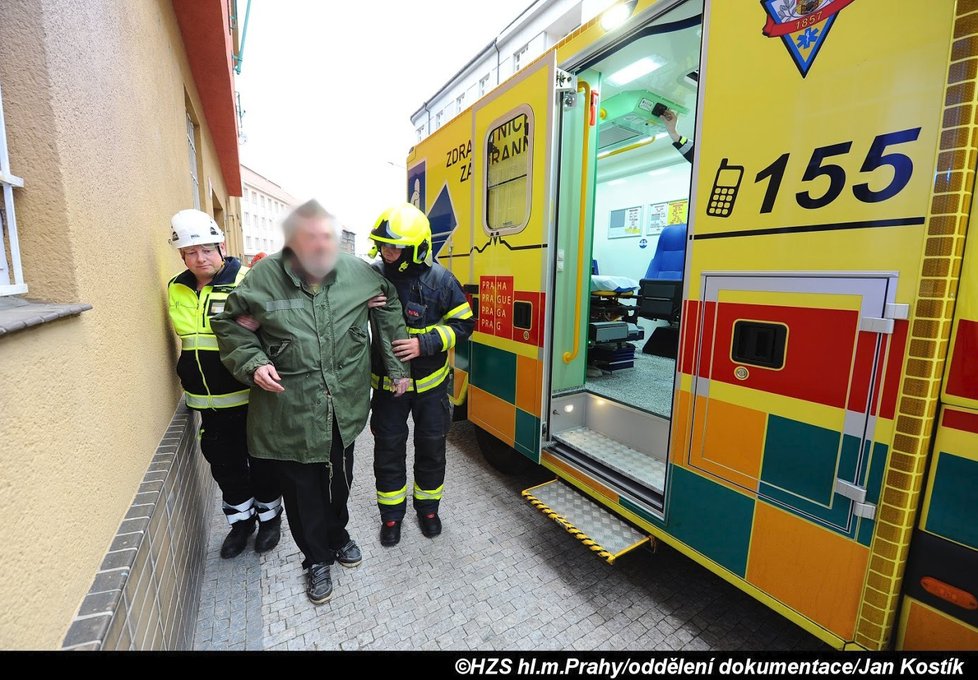 12.4.2019 ráno hořelo v bytě v ulici Buzulucká v pražských Dejvicích. Na místo vyjížděly čtyři jednotky hasičů.