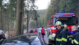 Na Liberecku zasahoval hasičský sbor, rodiče nedopatřením zabouchli v autě kojence.