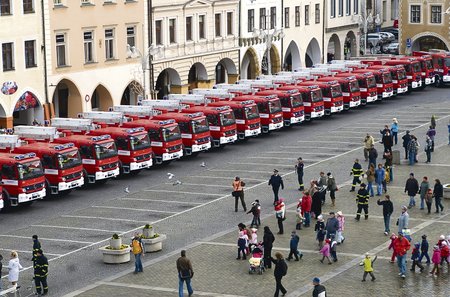 Na náměstí v Českých Budějovicích se sjely nové hasičské vozy z celé republiky