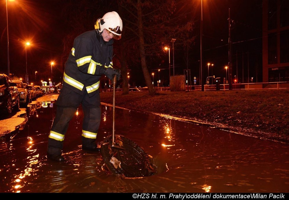 Ranní zásah hasičů u havárie vodovodního řadu u Invalidovny.