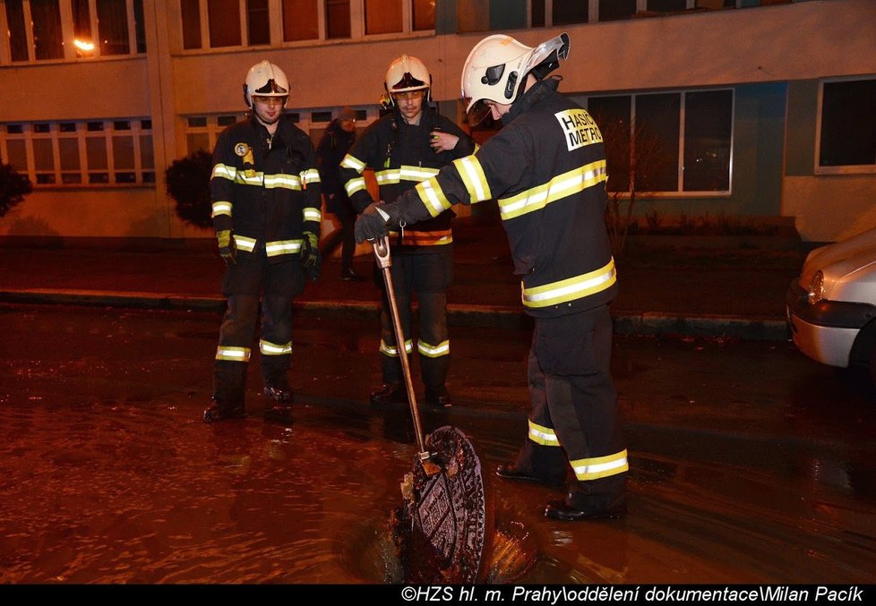 Ranní zásah hasičů u havárie vodovodního řadu u Invalidovny.