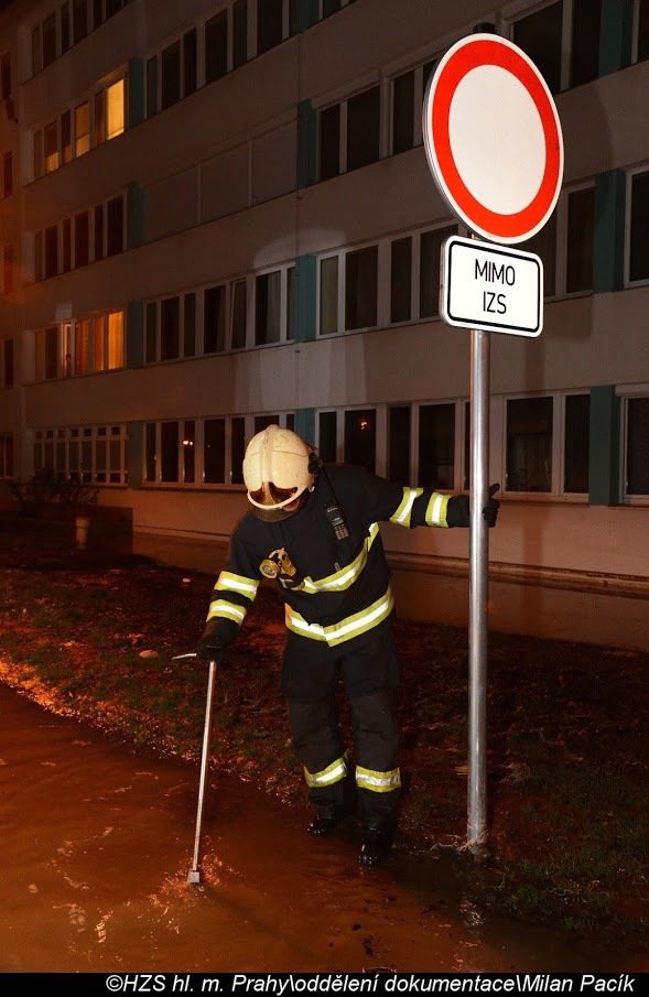 Ranní zásah hasičů u havárie vodovodního řadu u Invalidovny.