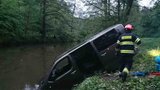 Auto v řece, na kolejích i ve stromě: Hasiče překvapil obrovský počet nehod 