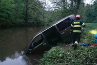 Auto v řece, na kolejích i ve stromě: Hasiče překvapil obrovský počet nehod