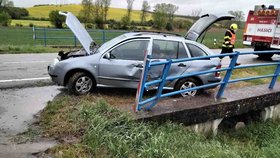 Opilá řidička havarovala u Slavkonic na Žďársku. V autě s sebou vezla dvě děti.