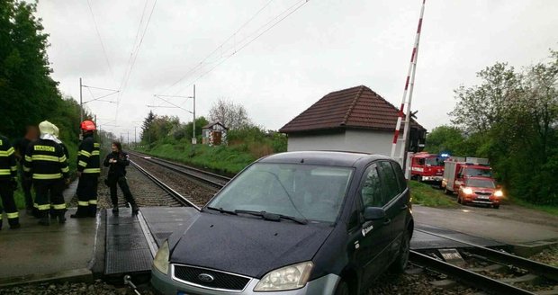 Dopravní nehoda osobního auta, které uvízlo krátce po poledni na železničním přejezdu v Blansku.