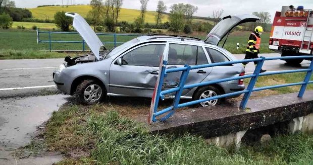 Opilá řidička havarovala u Slavkonic na Žďársku. V autě s sebou vezla dvě děti.