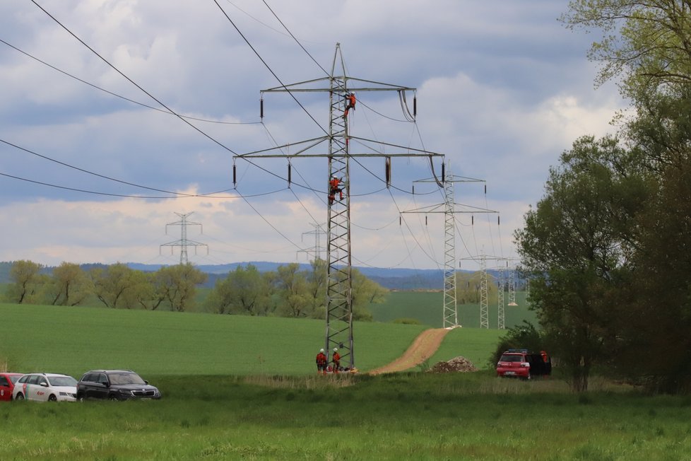 Jeden z nejtěžších možných zásahů - záchranu člověka ze sloupu vysokého napětí, trénovali jihomoravští hasiči.