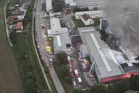 Následky požáru ve Ždánicích: 14 zraněných hasičů a otrávený potok Trkmanka