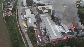 Následky požáru ve Ždánicích: 14 zraněných hasičů a otrávený potok Trkmanka