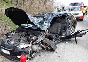 U Němčiček na Brněnsku se srazila dvě osobní auta. Mladý řidič i žena středního věku utrpěli středně těžká zranění.