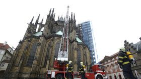 Simulovaný požár krovu severního výběžku katedrály sv. Víta nad Wohlmutovou kruchtou, kaplí sv. Zikmunda a starou sakristií ze dne 16. října 2013.