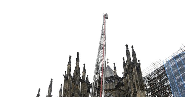 Simulovaný požár krovu severního výběžku katedrály sv. Víta nad Wohlmutovou kruchtou, kaplí sv. Zikmunda a starou sakristií ze dne 16. října 2013.