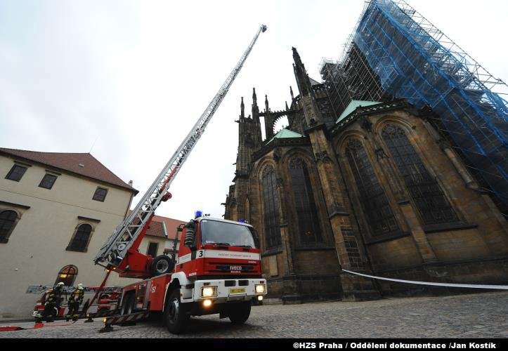 Simulovaný požár krovu severního výběžku katedrály sv. Víta nad Wohlmutovou kruchtou, kaplí sv. Zikmunda a starou sakristií ze dne 16. října 2013.