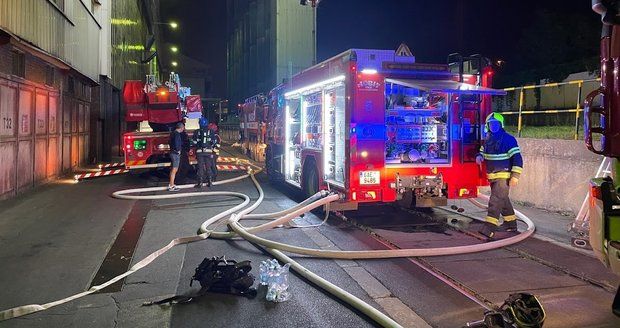 Nebezpečný požár v areálu v Záběhlicích: Šířil se vzduchotechnikou, hasiči evakuovali 24 lidí