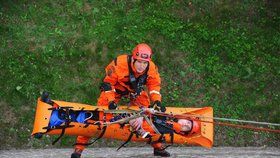 FOTO: »Poplach« na Vyšehradu. Pražští hasiči nacvičovali záchranu osob spadlých z hradeb