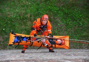 Pražští hasiči v pondělí nacvičovali záchranu osob spadlých z výšky. Posloužily jim k tomu hradby Vyšehradu.