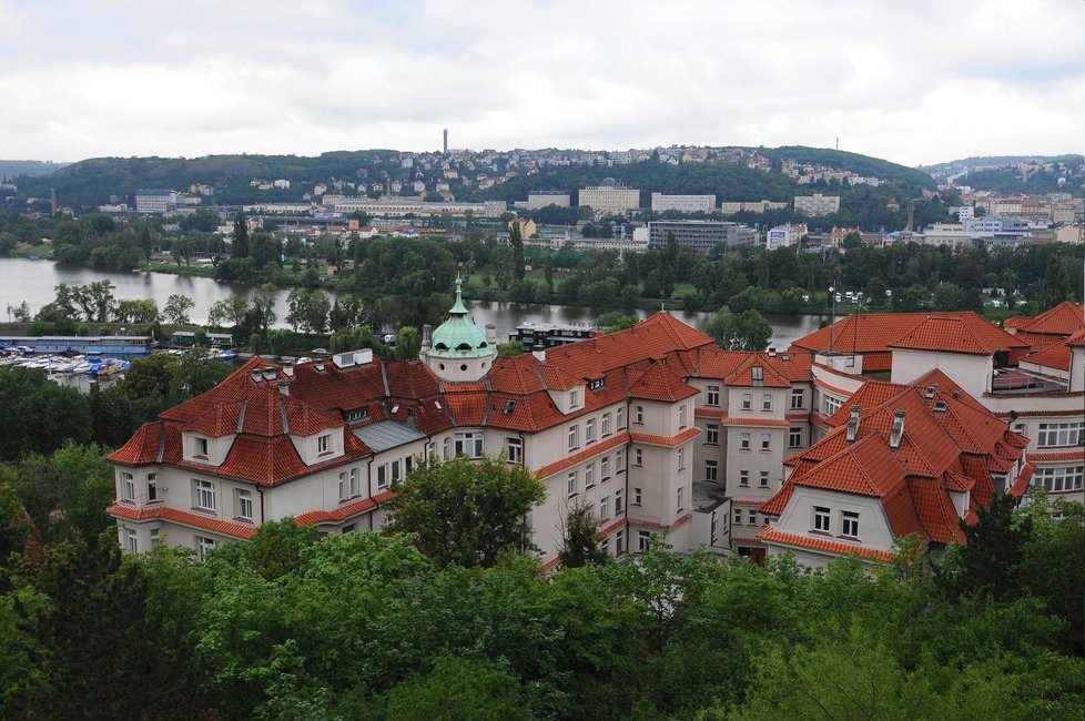 Pražští hasiči v pondělí nacvičovali záchranu osob spadlých z výšky. Posloužily jim k tomu hradby Vyšehradu.